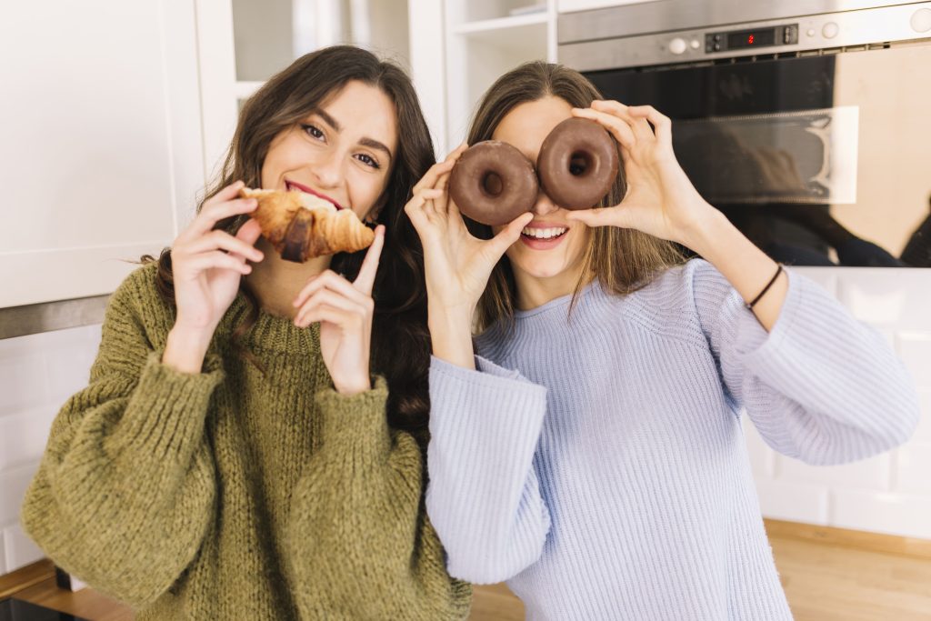 femmes drôles avec de la pâtisserie